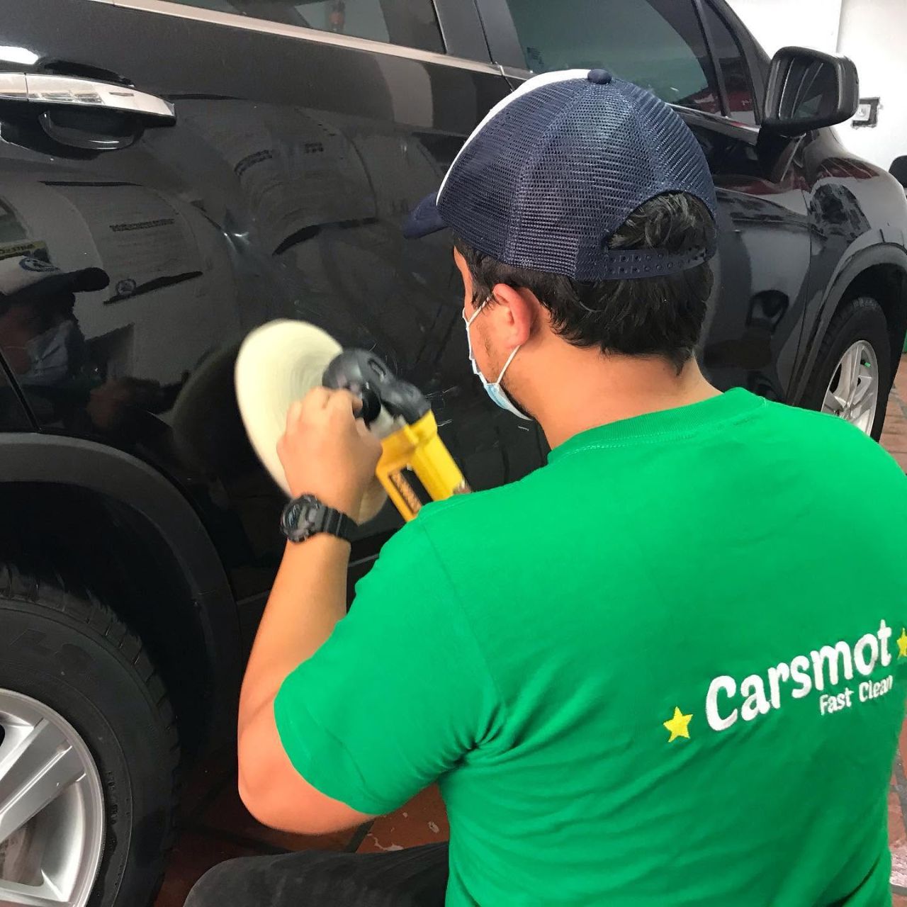 Maquinaria profesional de detailing en operación