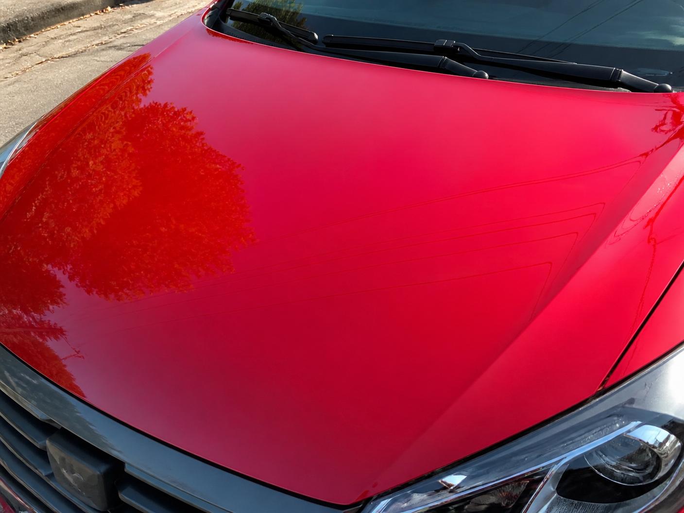 Pintura roja con color profundo y brillo tipo espejo después del pulido profesional