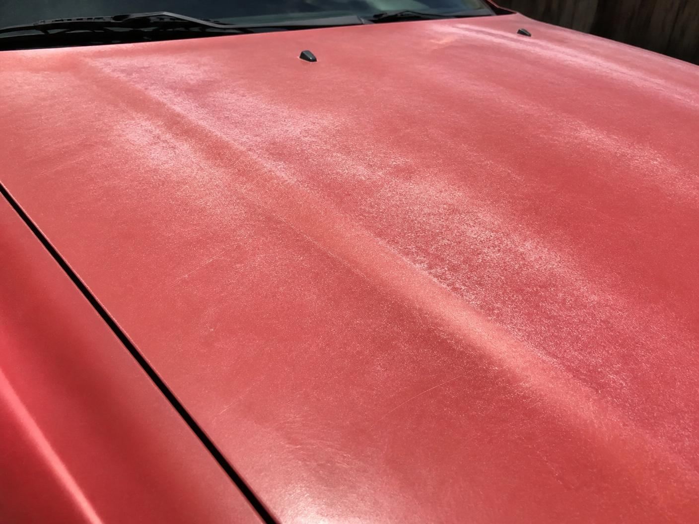 Pintura roja opaca y oxidada antes del pulido profesional