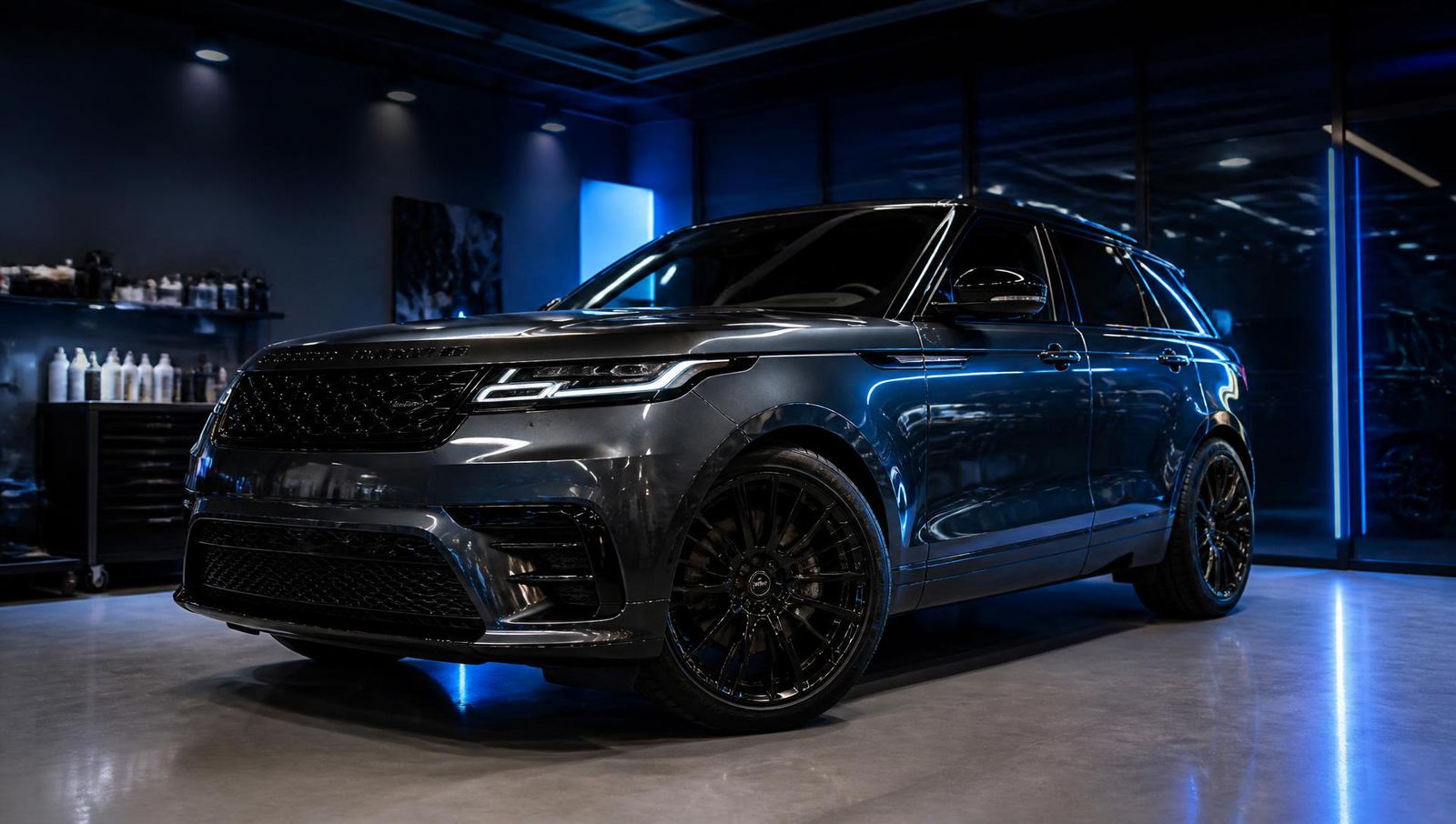 SUV oscura totalmente pulida en estudio detailing Bogotá