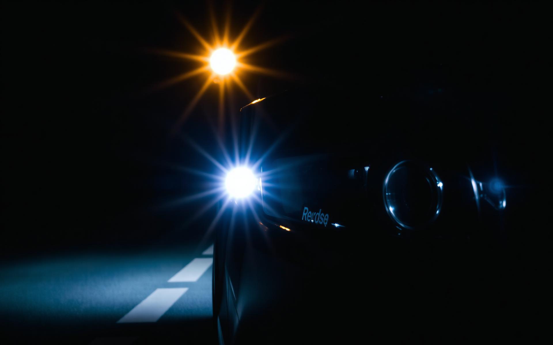Vehículo con farolas totalmente restauradas iluminando la carretera durante la noche — Carsmot Bogotá