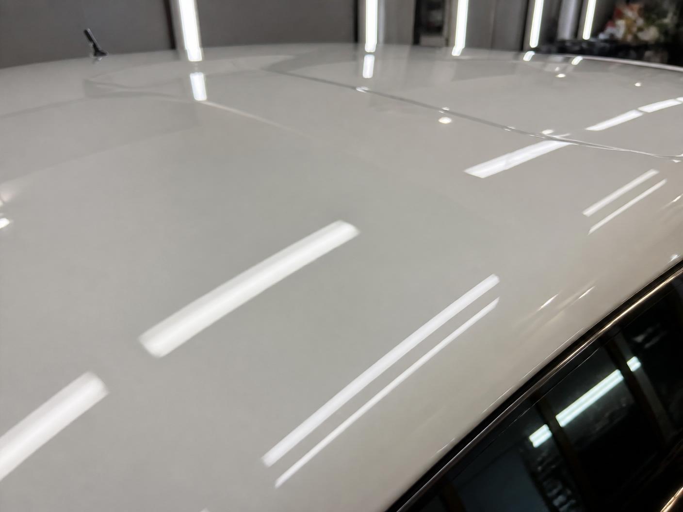 Techo blanco con reflejo perfecto tras polichado